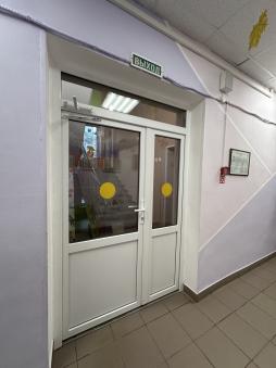 На прозрачных полотнах дверей (стекла) предусмотрена яркая контрастная маркировка для организации доступа слабовидящих людей.